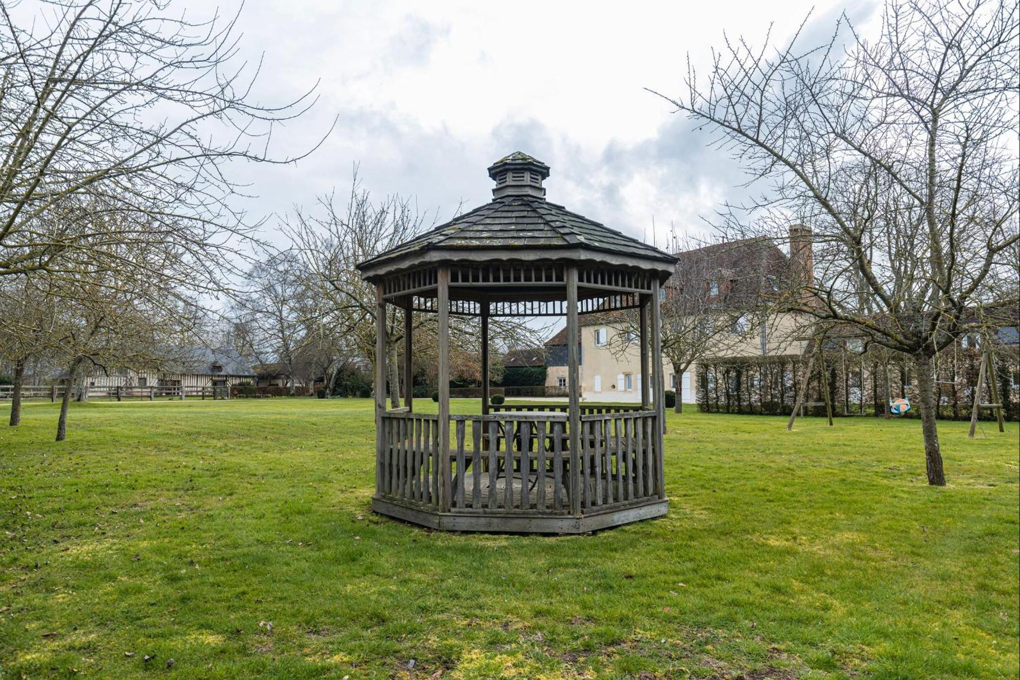 Vila Bagatelle Avec Jardin Et Piscine Chauffee Bieville-en-Auge Exteriér fotografie